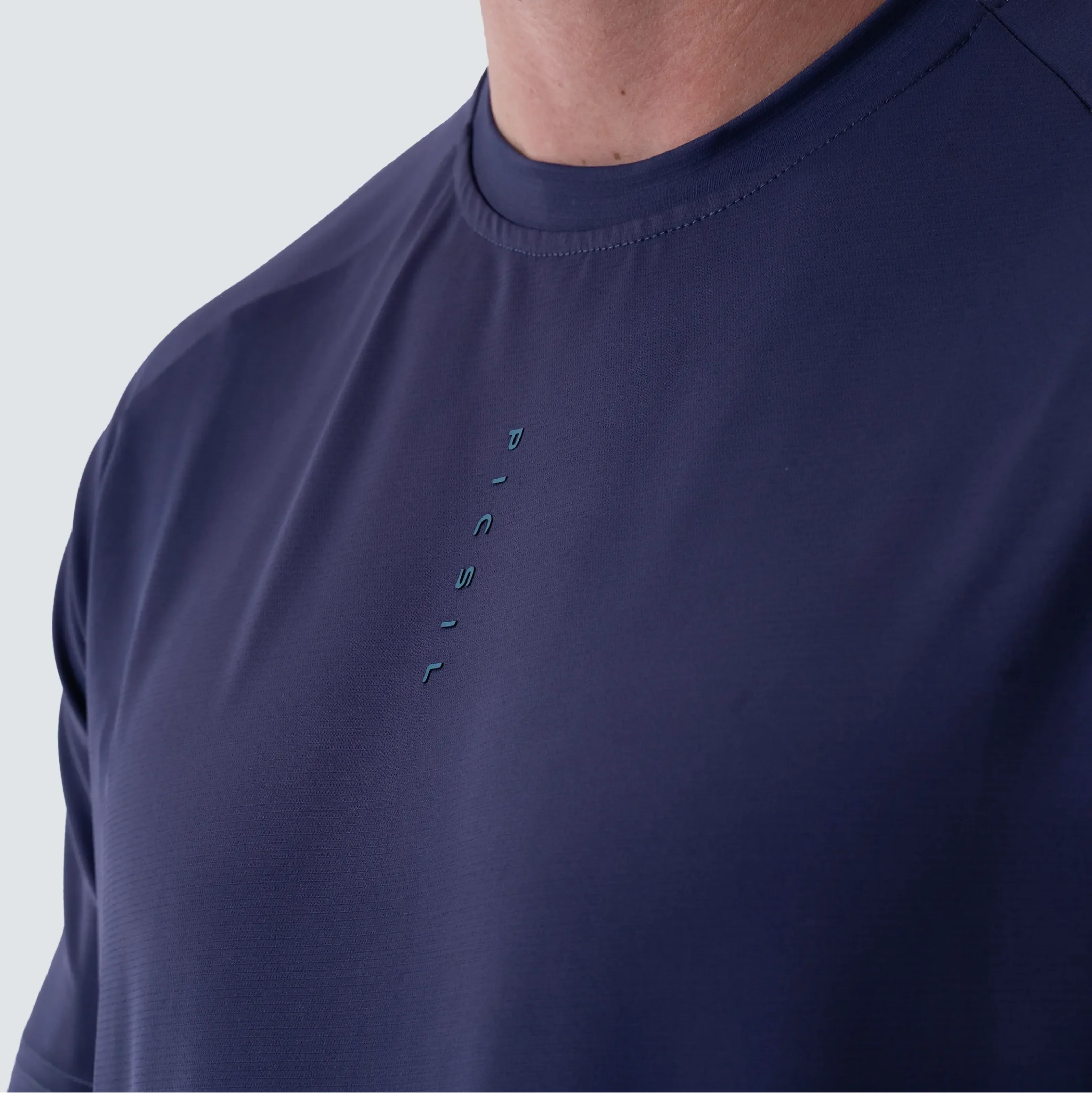 Camisetadeportivapicsil_tee-crossfit-picsil-graystone-detalle-logo-1.webp