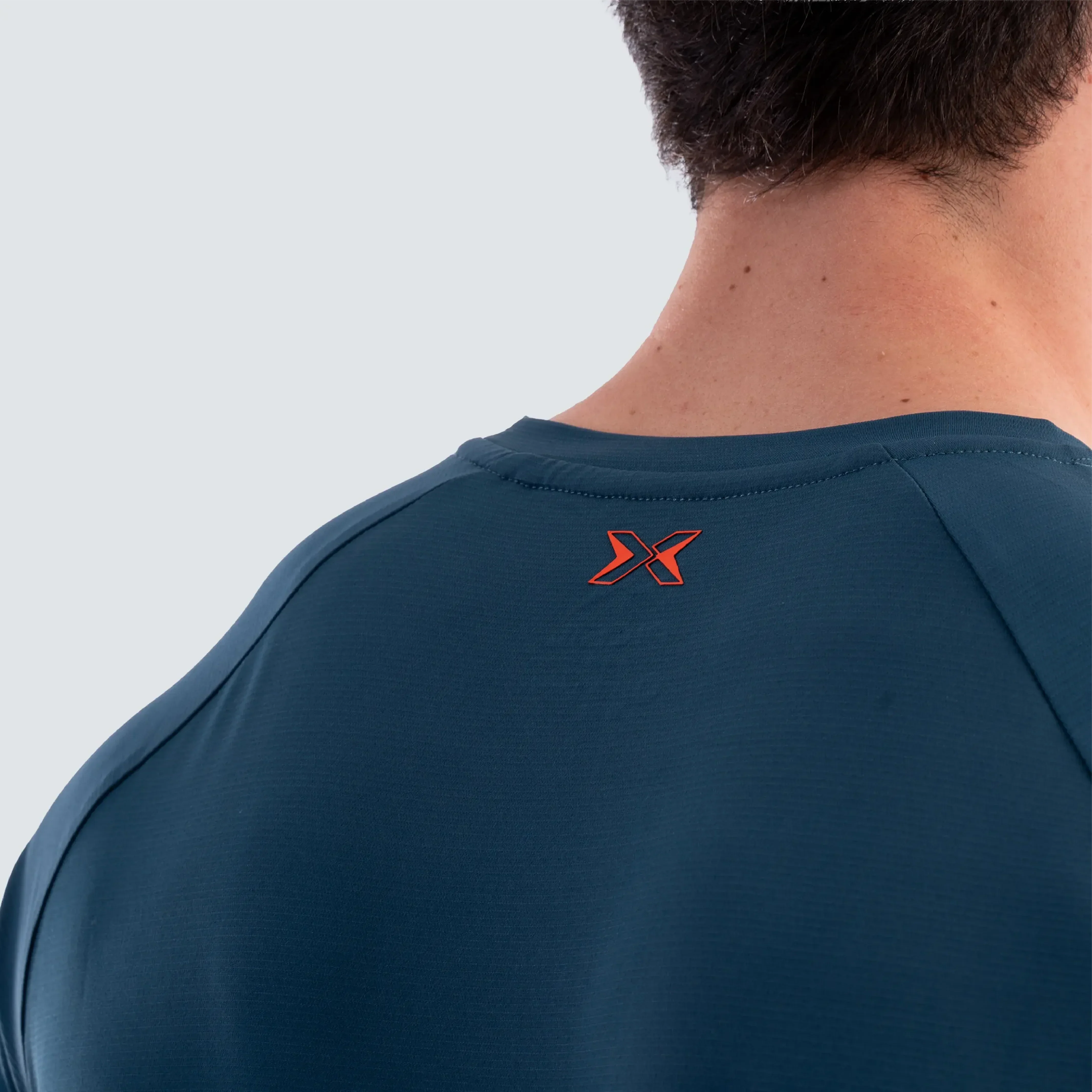 Camisetadeportivapicsil_tee-crossfit-picsil-midnight-detalle-logo-2.webp